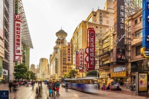 i lo nam kinh co rat nhieu cua hang cac loai cho du khach tha ho lua chon