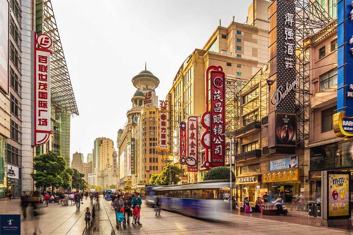 i lo nam kinh co rat nhieu cua hang cac loai cho du khach tha ho lua chon