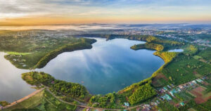 cdn1z.reatimes.vn zoom 600 315 652356615132086272 2025 7 20 bien ho 1 175300162323848427632 70 0 695 1000 crop 17530017488578024874